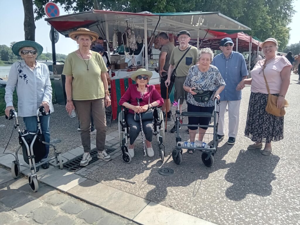 Résidents de l’EHPAD de qualité à Illats entre Bordeaux et Langon au marché de Langon