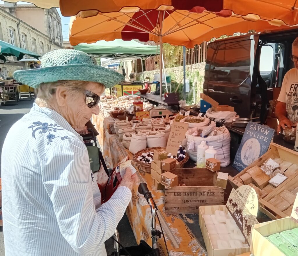 Résidents de l’EHPAD de qualité à Illats entre Bordeaux et Langon au marché de Langon