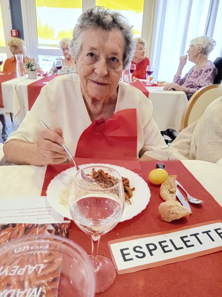 Résidents de l’EHPAD de qualité à Illats entre Bordeaux et Langon en pleine animation basque