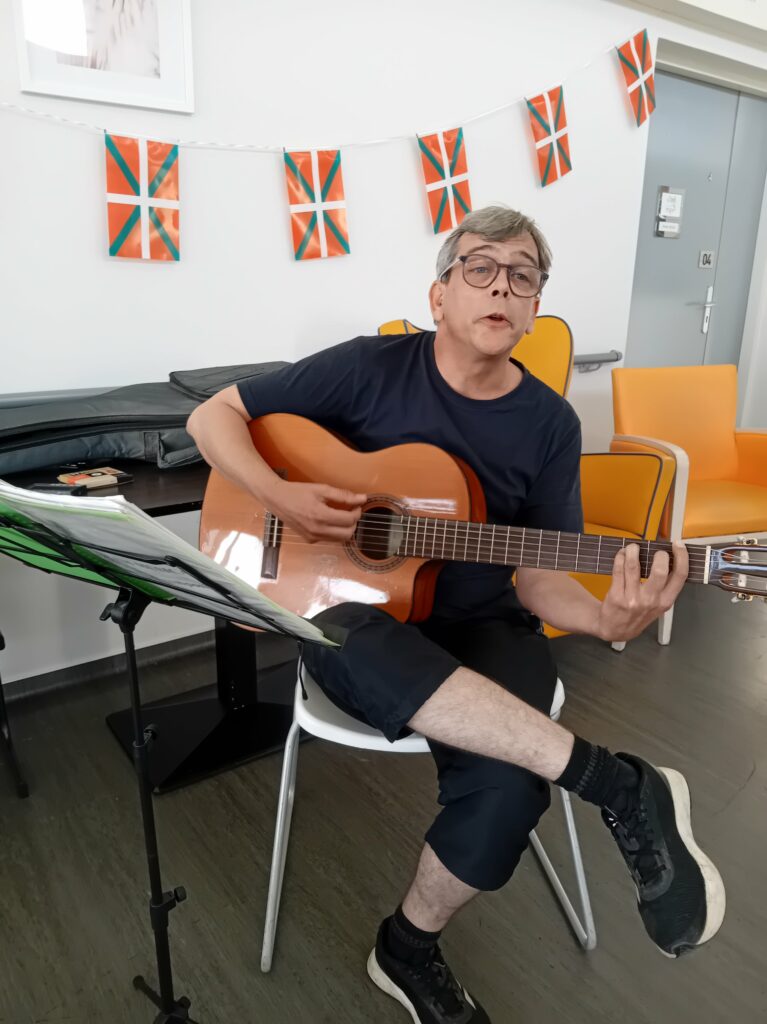 Clément joue de la guitare à l’EHPAD de qualité à Illats entre Bordeaux et Langon