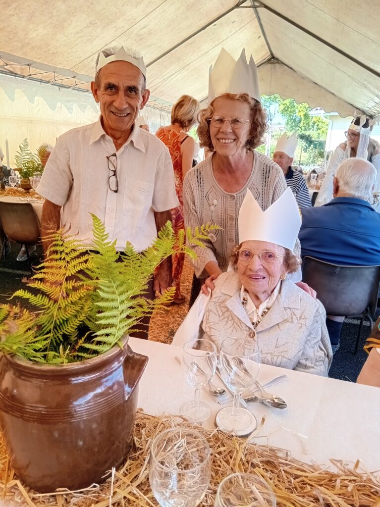 Les résidents et leurs familles réunis autour du banquet médiéval à Illats.