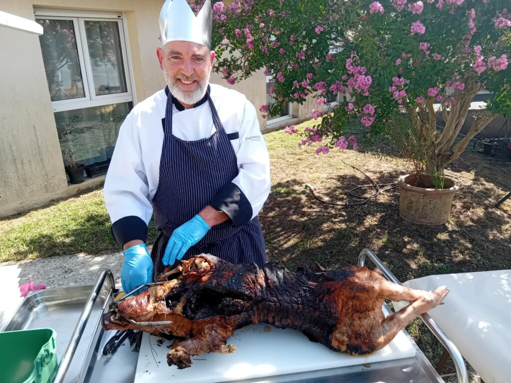 Le chef Hervé en pleine cuisson des cochons de lait dès l’aube.